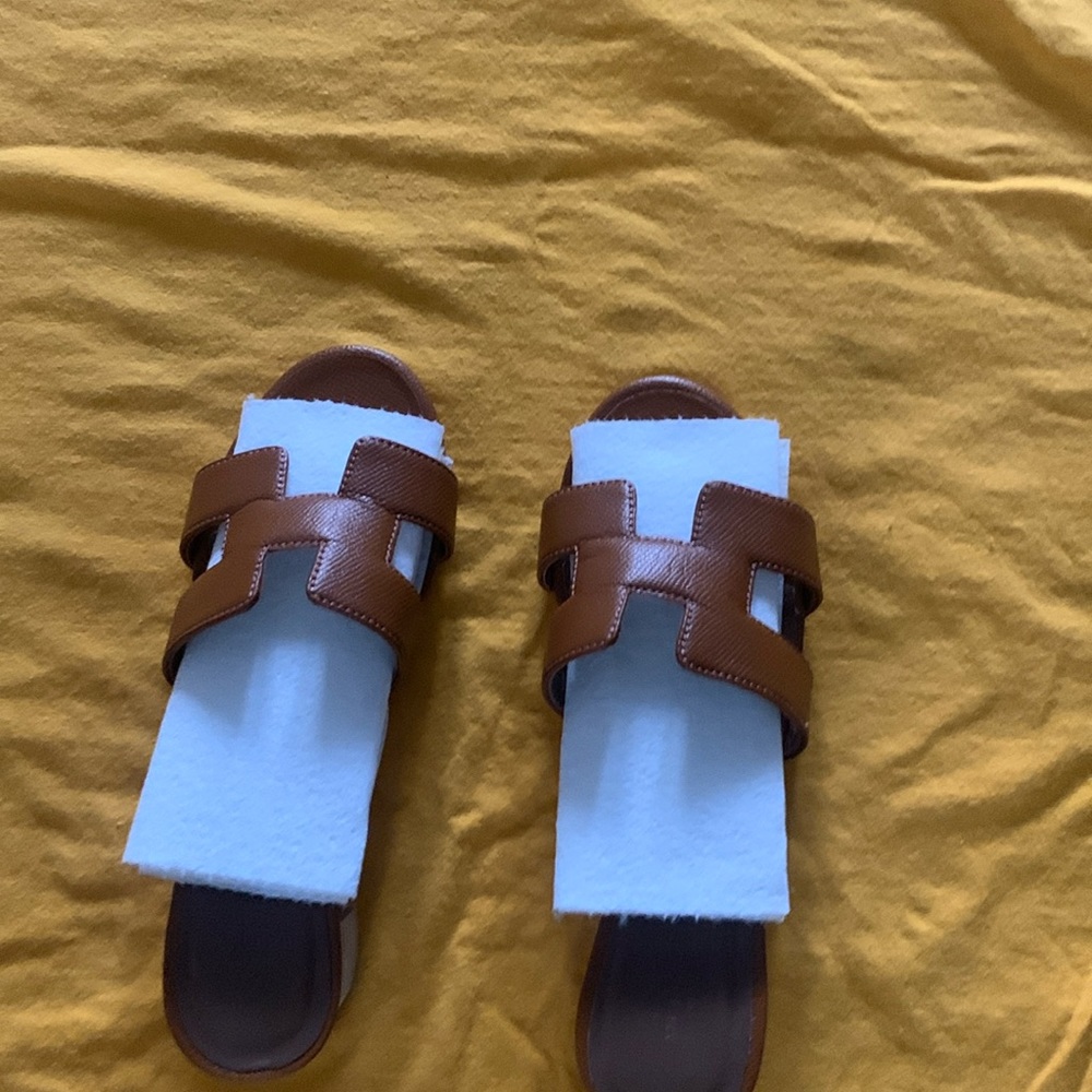 Hermes 35 Senelle Cuir 2” heals sandal. Made in Italy.There is NO DAMAGE AT ALL